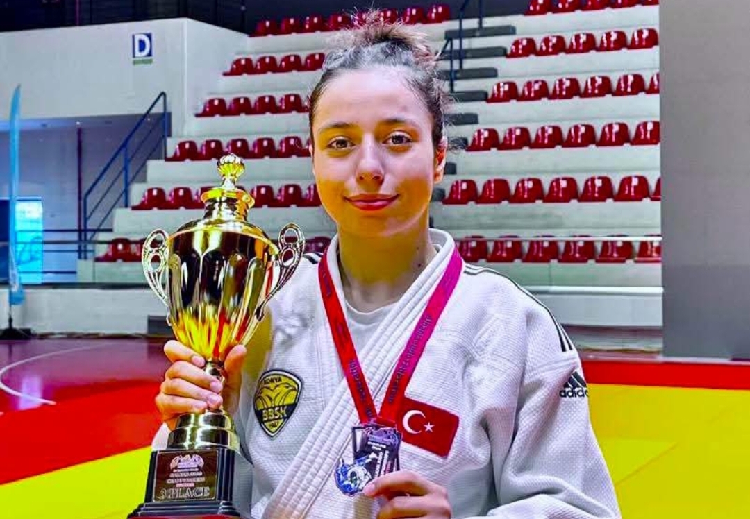 Sude İnan'dan Balkan Şampiyonası'nda Çifte Gurur!