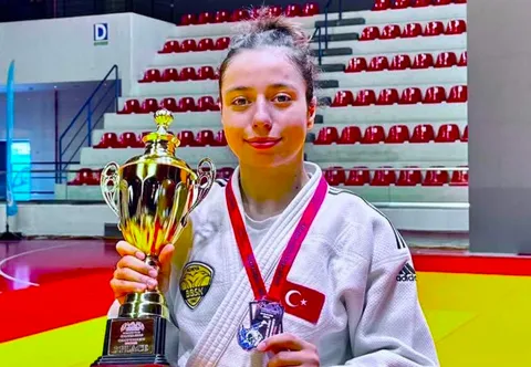 Sude İnan'dan Balkan Şampiyonası'nda Çifte Gurur!